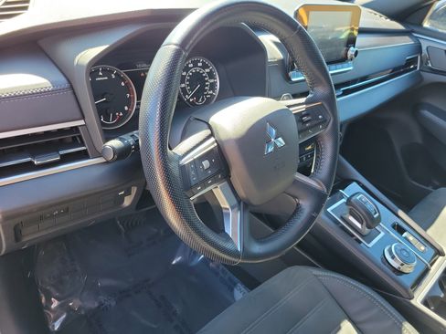 Used 2022 Mitsubishi Outlander SE image 15