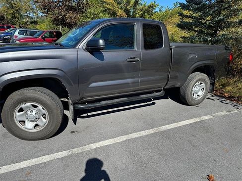 Used 2019 Toyota Tacoma SR image 3