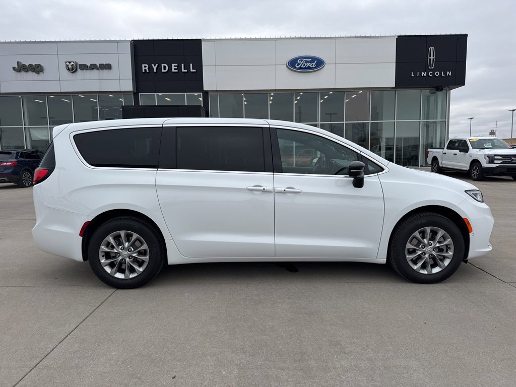New 2026 Chrysler Pacifica Select AWD/4WD image 2