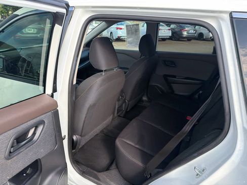 Used 2023 Nissan Rogue S image 9