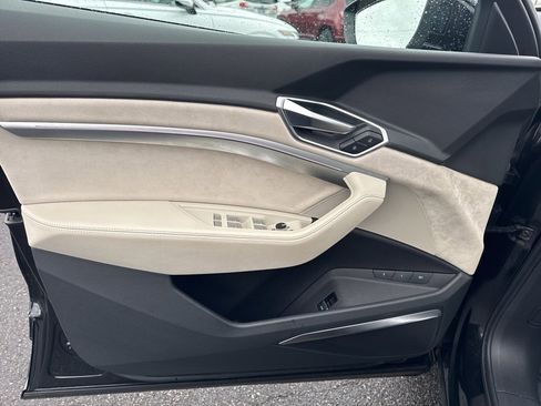 Used 2019 Audi e-tron Prestige w/ Prestige Package image 16