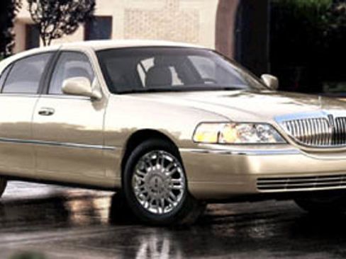 Used 2011 Lincoln Town Car Signature Limited image 1