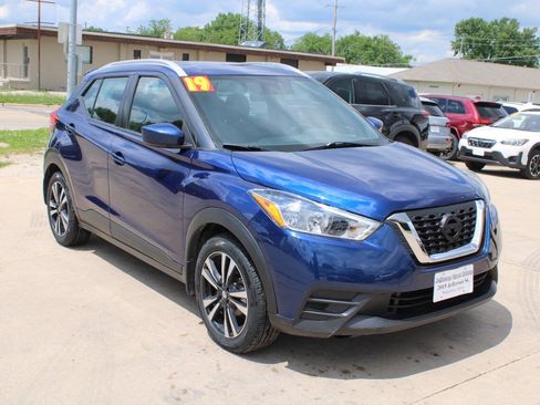 Used 2019 Nissan Kicks SV FWD image 2