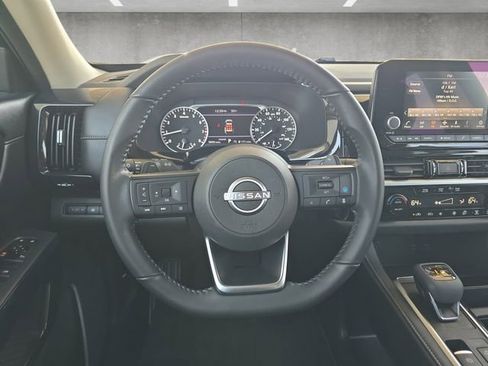 Used 2025 Nissan Pathfinder SV image 21