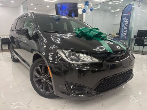 Used 2018 Chrysler Pacifica Limited w/ Advanced Safetytec Group image 3