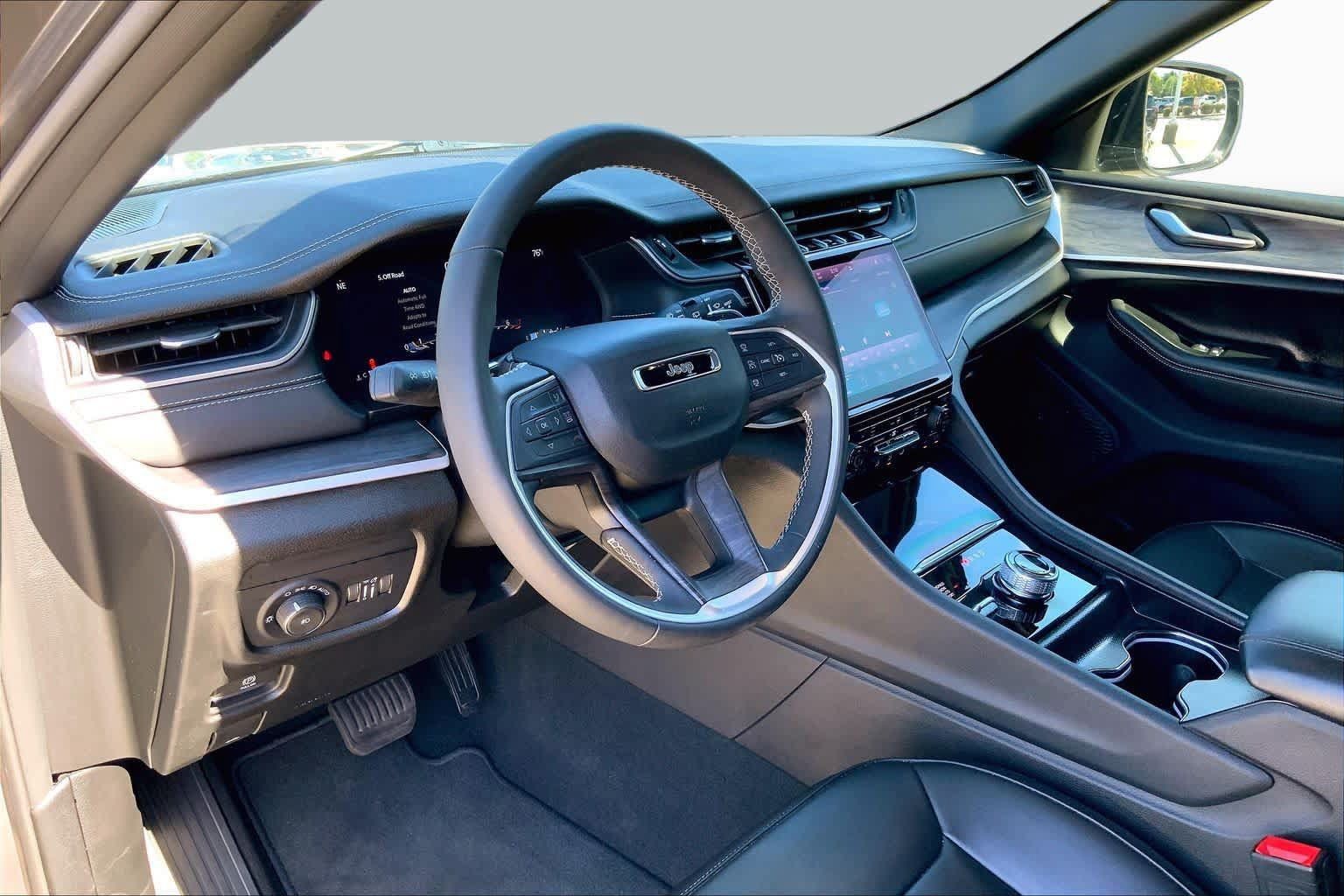 Used 2025 Jeep Grand Cherokee Limited w/ Black Appearance Package AWD/4WD image 18