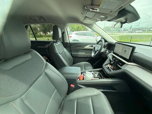 Used 2025 Ford Explorer Active w/ Active Comfort Package AWD/4WD image 4