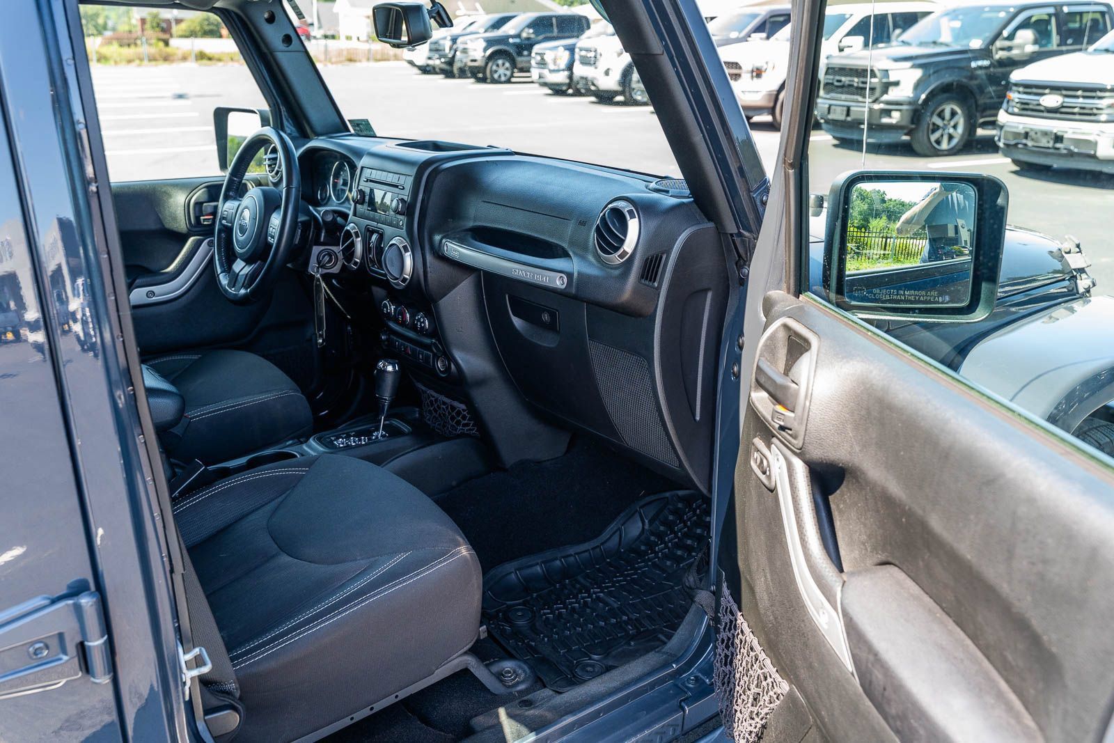 Used 2017 Jeep Wrangler Unlimited Sahara AWD/4WD image 11