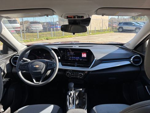 Used 2025 Chevrolet Trax LT image 32