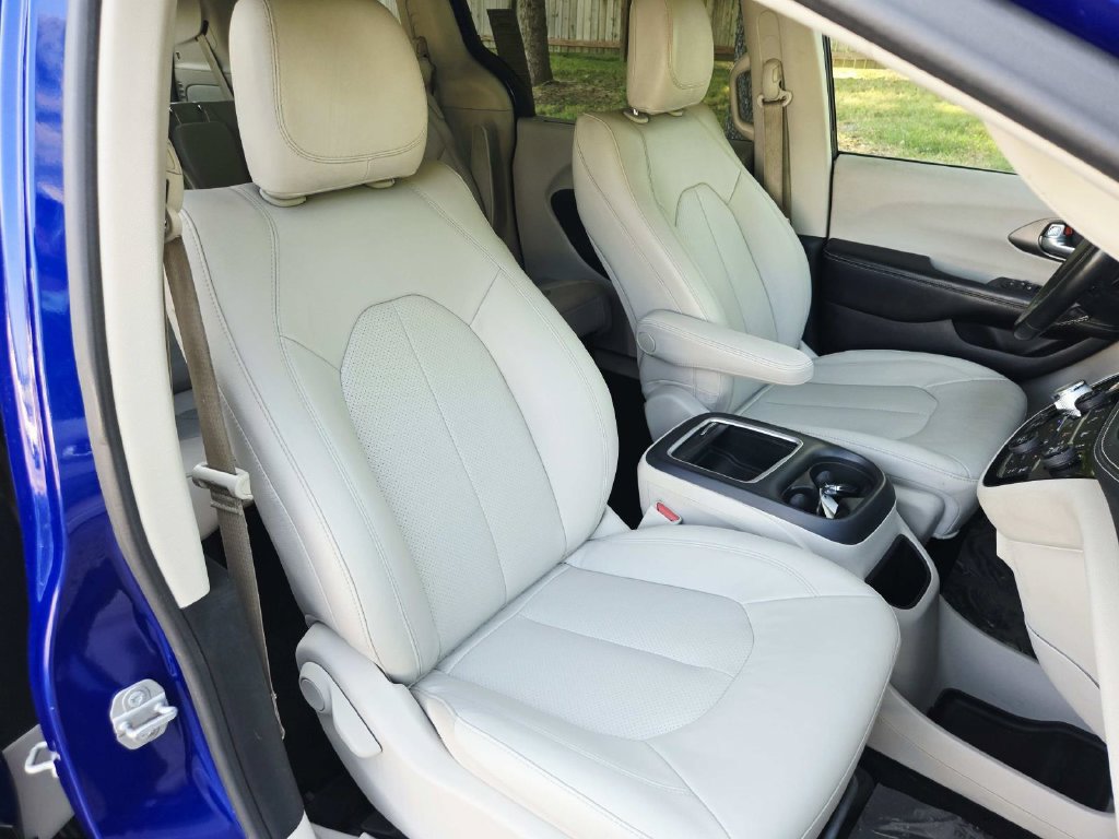 Used 2021 Chrysler Pacifica Touring-L FWD image 18