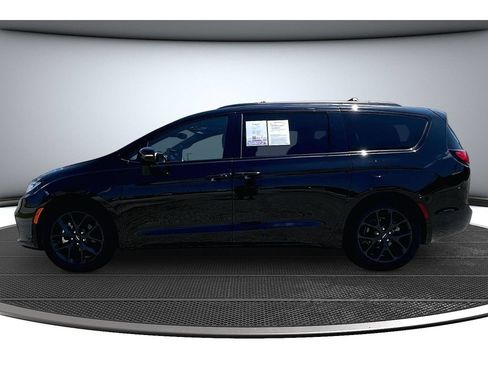 Certified 2025 Chrysler Pacifica Limited FWD image 17