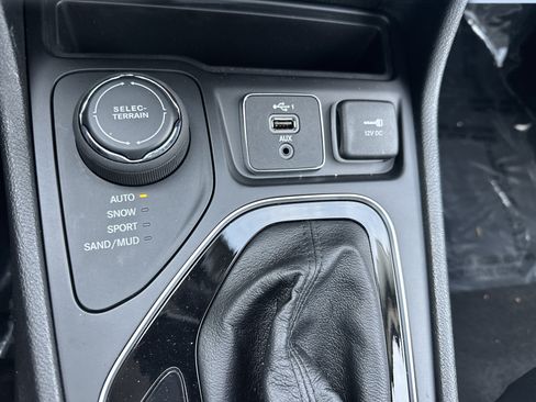 Used 2021 Jeep Cherokee Limited AWD/4WD image 17