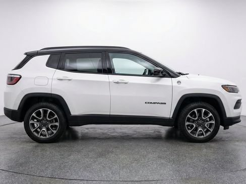 Used 2025 Jeep Compass Trailhawk AWD/4WD image 11