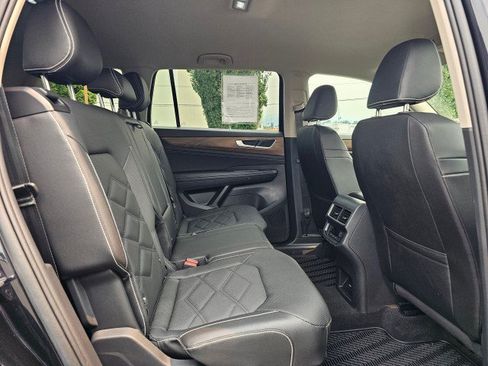 Used 2025 Volkswagen Atlas SE AWD/4WD image 13