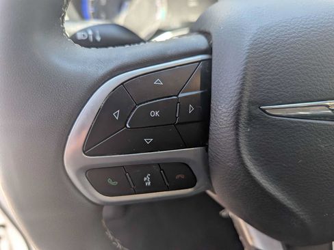 Used 2023 Chrysler Pacifica Touring-L AWD/4WD image 17