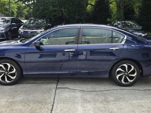 Used 2017 Honda Accord EX-L image 2