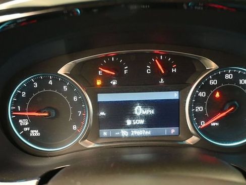 Used 2023 Chevrolet Traverse LT FWD image 9