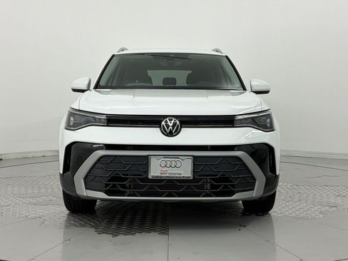Used 2025 Volkswagen Taos SE w/ Panoramic Sunroof Package FWD image 6