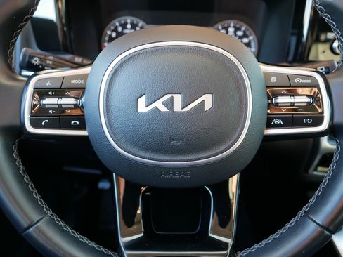 Certified 2022 Kia Sorento S w/ Panoramic Sunroof Package image 25