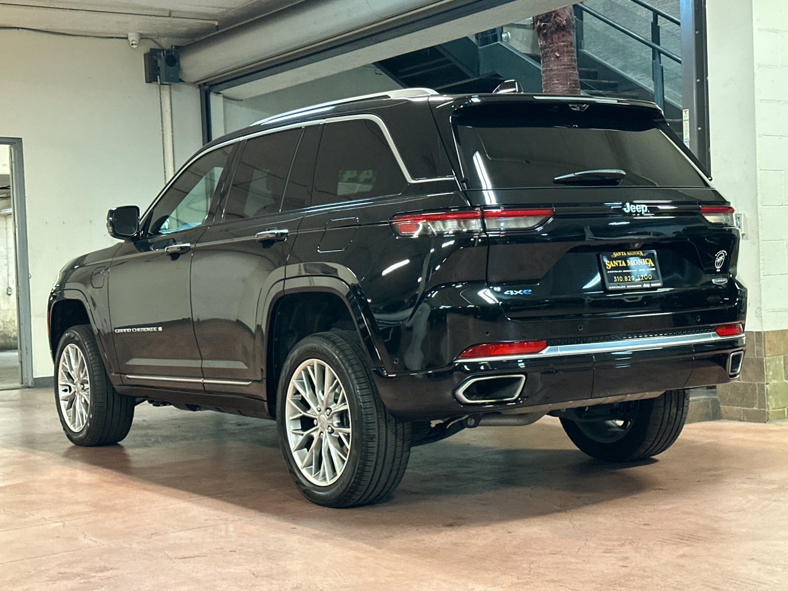 Used 2023 Jeep Grand Cherokee Summit w/ Advanced Protech Group IV AWD/4WD image 3