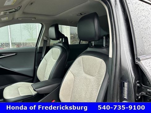 Used 2023 Kia Niro SX Touring image 30