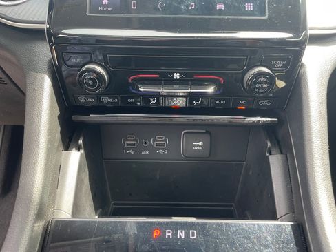 Used 2023 Jeep Grand Cherokee Laredo X AWD/4WD image 19