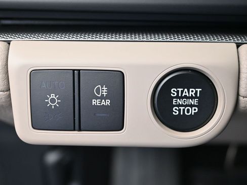 Used 2025 Porsche Panamera image 22