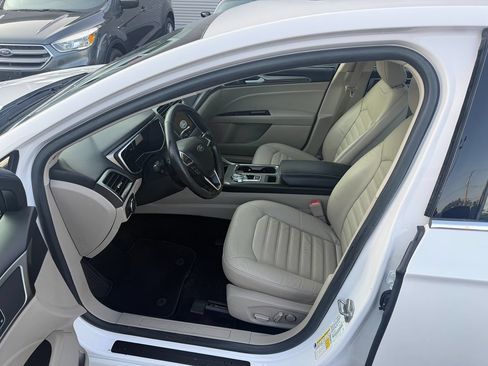 Used 2017 Ford Fusion SE w/ Fusion SE Technology Package FWD image 4