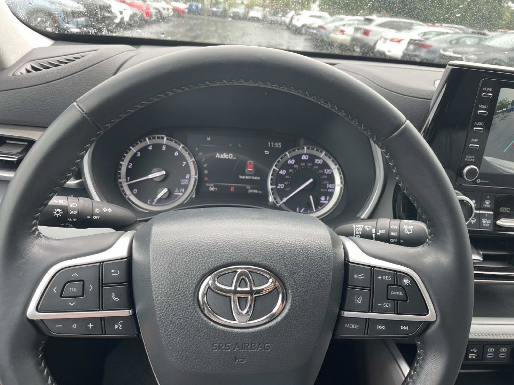 Used 2022 Toyota Highlander XLE AWD/4WD image 29