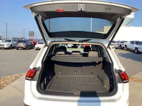 Used 2022 Volkswagen Tiguan SE w/ Panoramic Sunroof Package AWD/4WD image 8