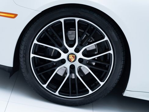 Certified 2023 Porsche Panamera Platinum Edition image 12