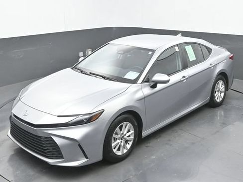 Used 2025 Toyota Camry LE w/ Convenience Package FWD image 32