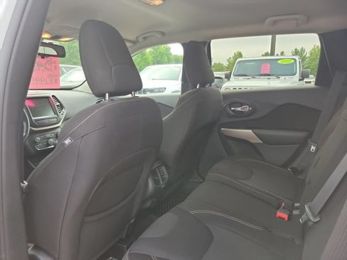 Used 2017 Jeep Cherokee Latitude w/ Cold Weather Group AWD/4WD image 26