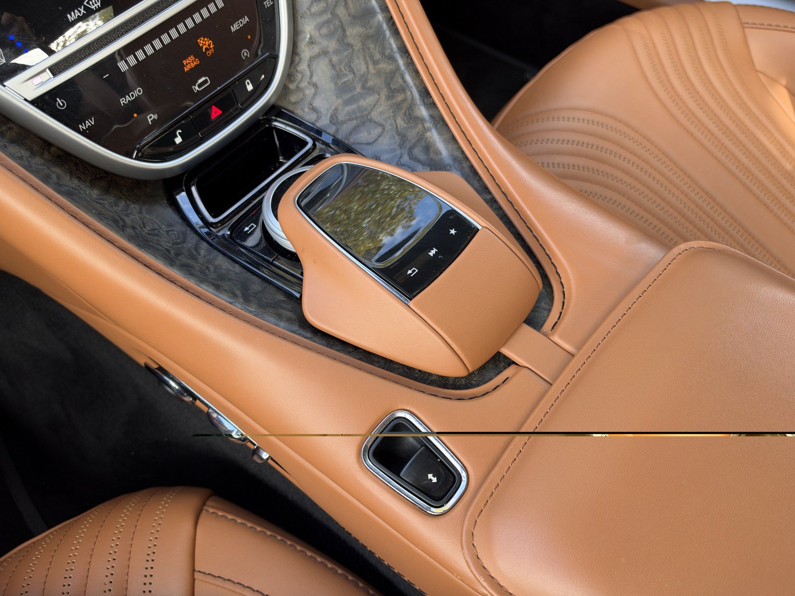 Used 2023 Aston Martin DB11 Coupe RWD image 28