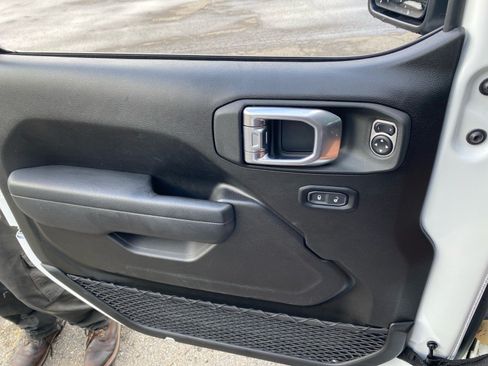 Used 2025 Jeep Wrangler Sport AWD/4WD image 21