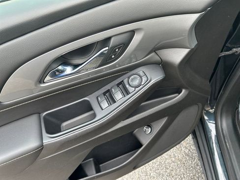 Used 2021 Chevrolet Traverse LT image 16