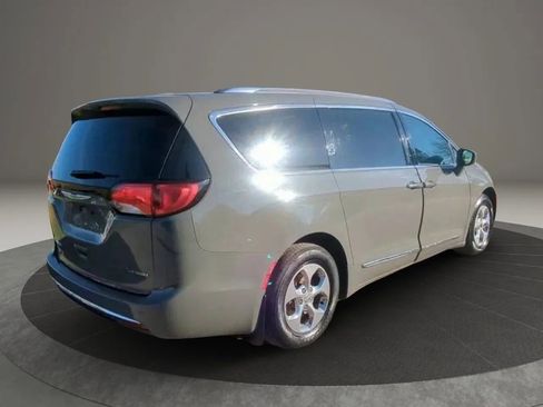 Used 2020 Chrysler Pacifica Touring-L FWD image 5