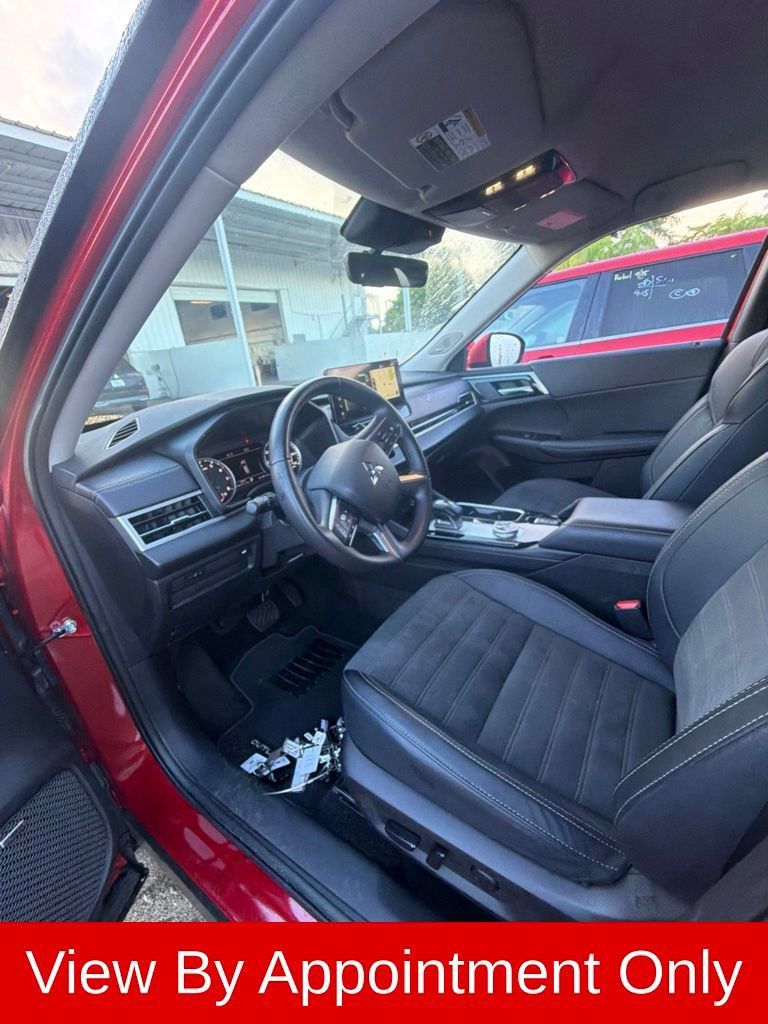 Used 2025 Mitsubishi Outlander SE FWD image 3
