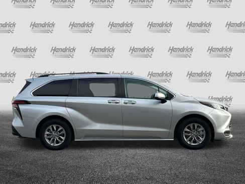 Used 2022 Toyota Sienna LE image 3