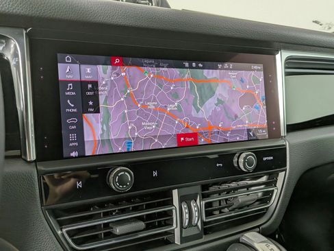 Certified 2025 Porsche Macan AWD/4WD image 18
