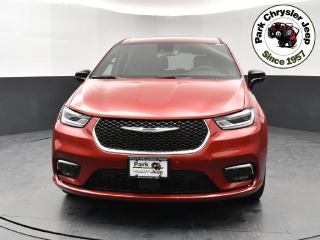New 2026 Chrysler Pacifica Select AWD/4WD image 2