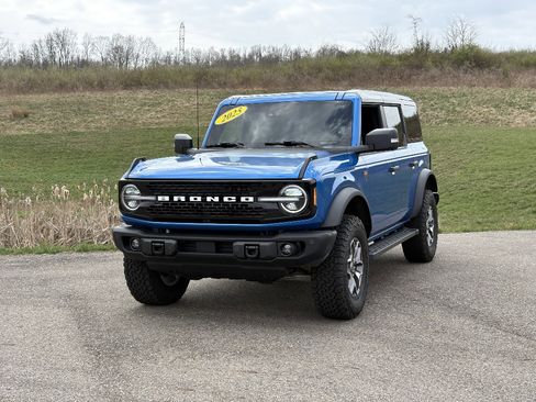 Used 2025 Ford Bronco Badlands image 1