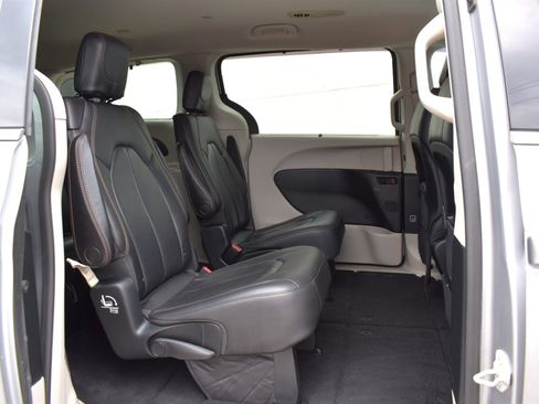 Used 2018 Chrysler Pacifica Touring-L FWD image 27