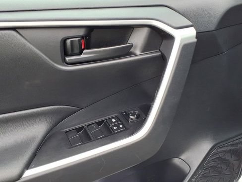 Used 2019 Toyota RAV4 LE AWD/4WD image 4