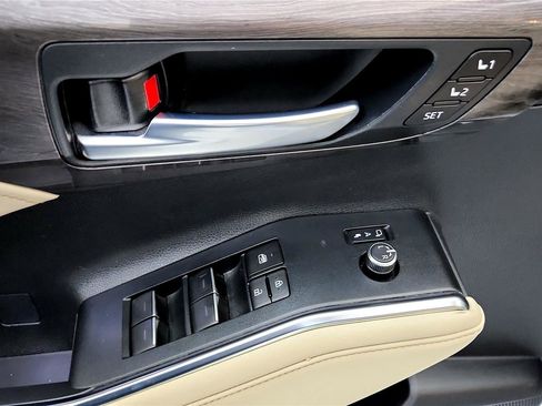 Used 2024 Toyota Highlander Limited image 24