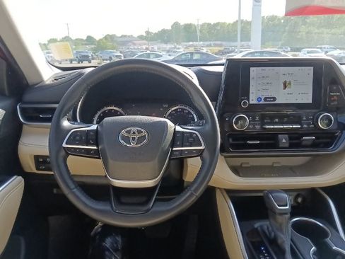 Used 2023 Toyota Highlander XLE FWD image 26