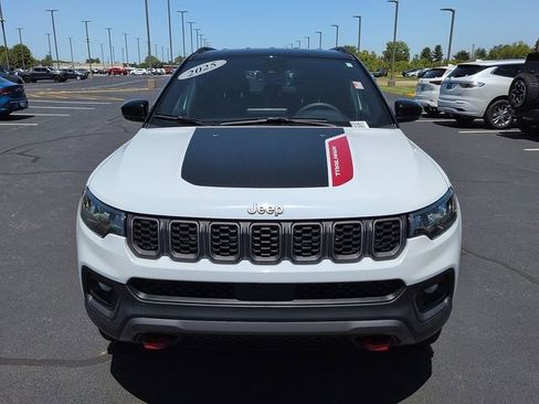 Used 2025 Jeep Compass Trailhawk AWD/4WD image 2