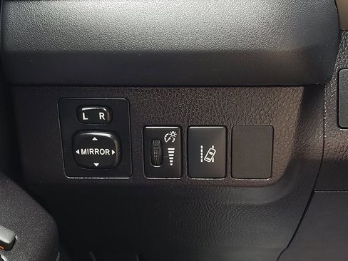Used 2018 Toyota RAV4 LE image 26