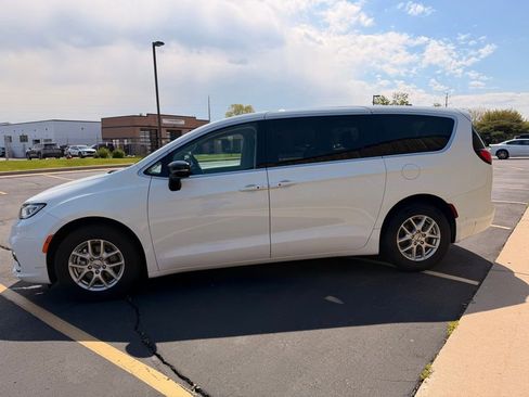 Used 2024 Chrysler Pacifica Touring-L FWD image 7