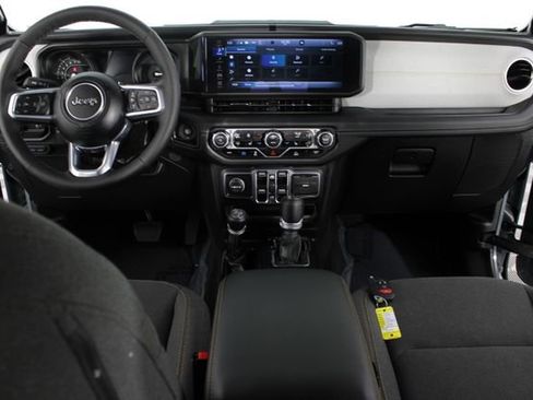 Used 2025 Jeep Wrangler Unlimited Sahara AWD/4WD image 9